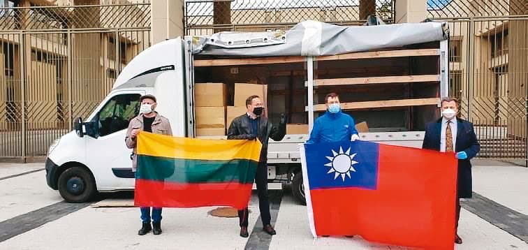 去年台灣爆發新冠疫情、疫苗短缺時,立陶宛陸續捐贈20多萬劑疫苗給台灣。(翻攝Gintaras Steponavičius臉書)