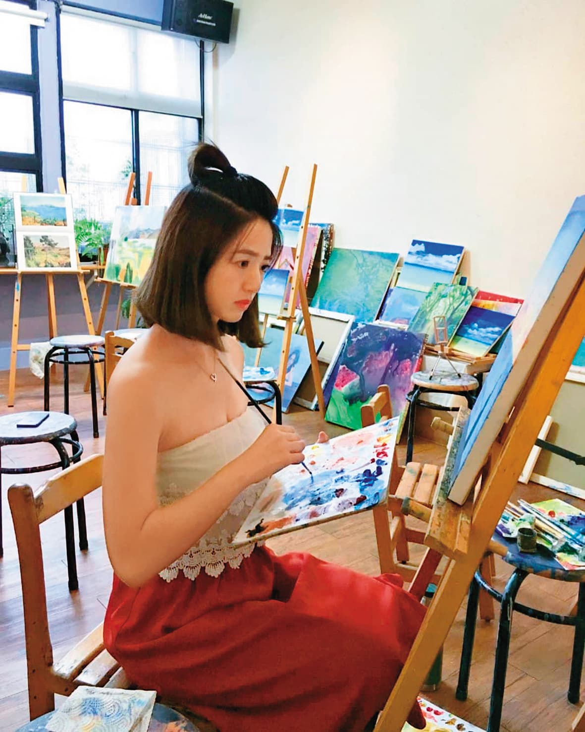 臧芮軒私下多才多藝,對油畫相當有興趣。