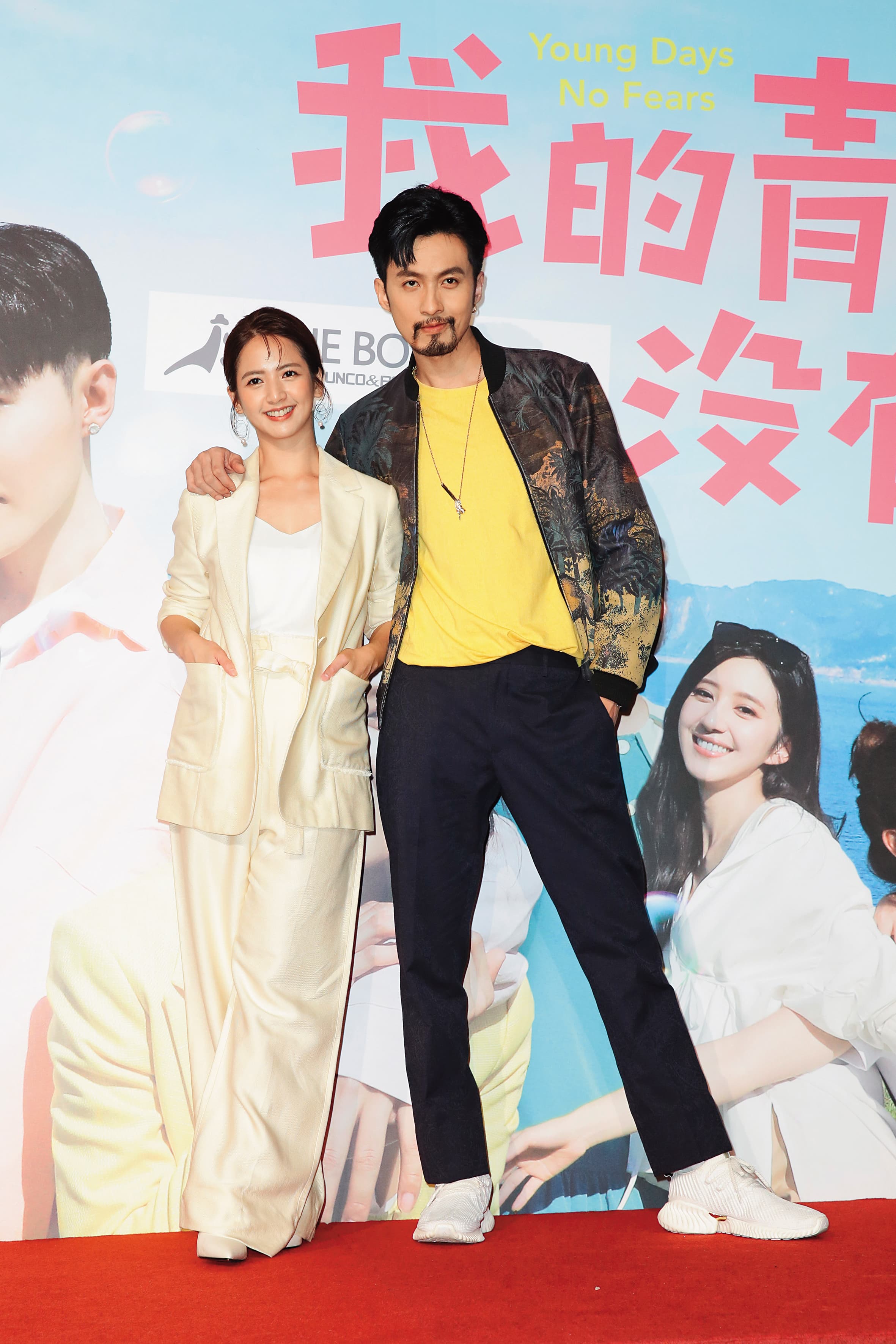 臧芮軒(左)2020年演出偶像劇《我的青春沒在怕》和張雁名合作。