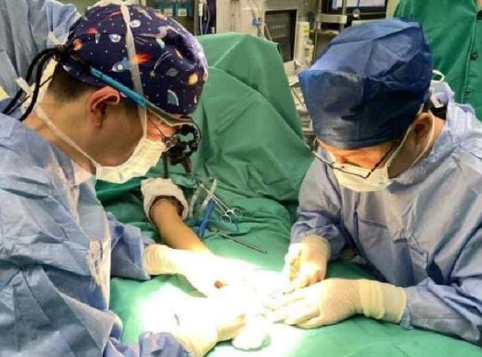 骨科醫師們經過13個小時手術,才替女子完成重建。(翻攝網易)