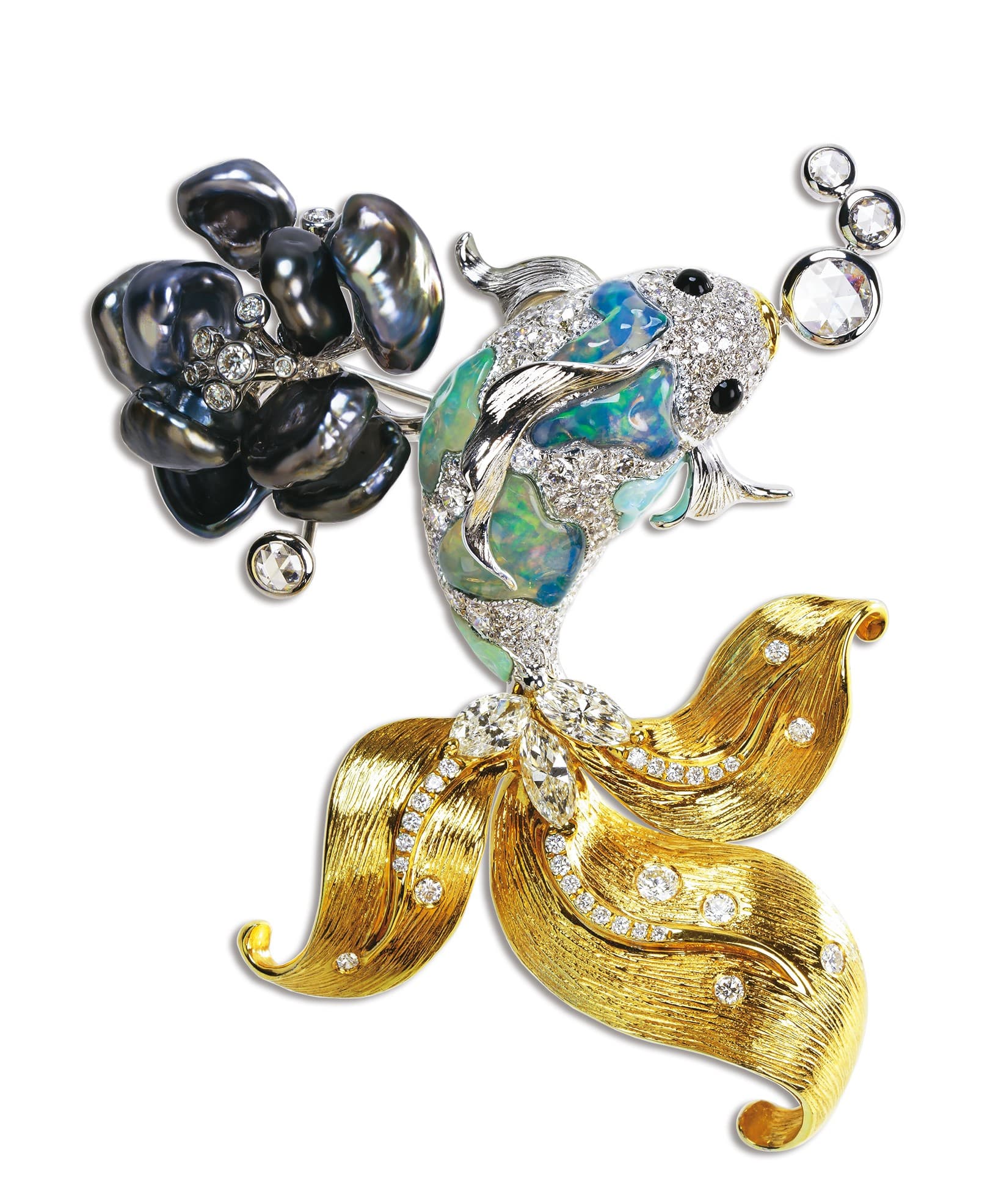 天然巴洛克珍珠蛋白石錦鯉胸墜 NT$774,400 (JHENG JEWELLERY提供)