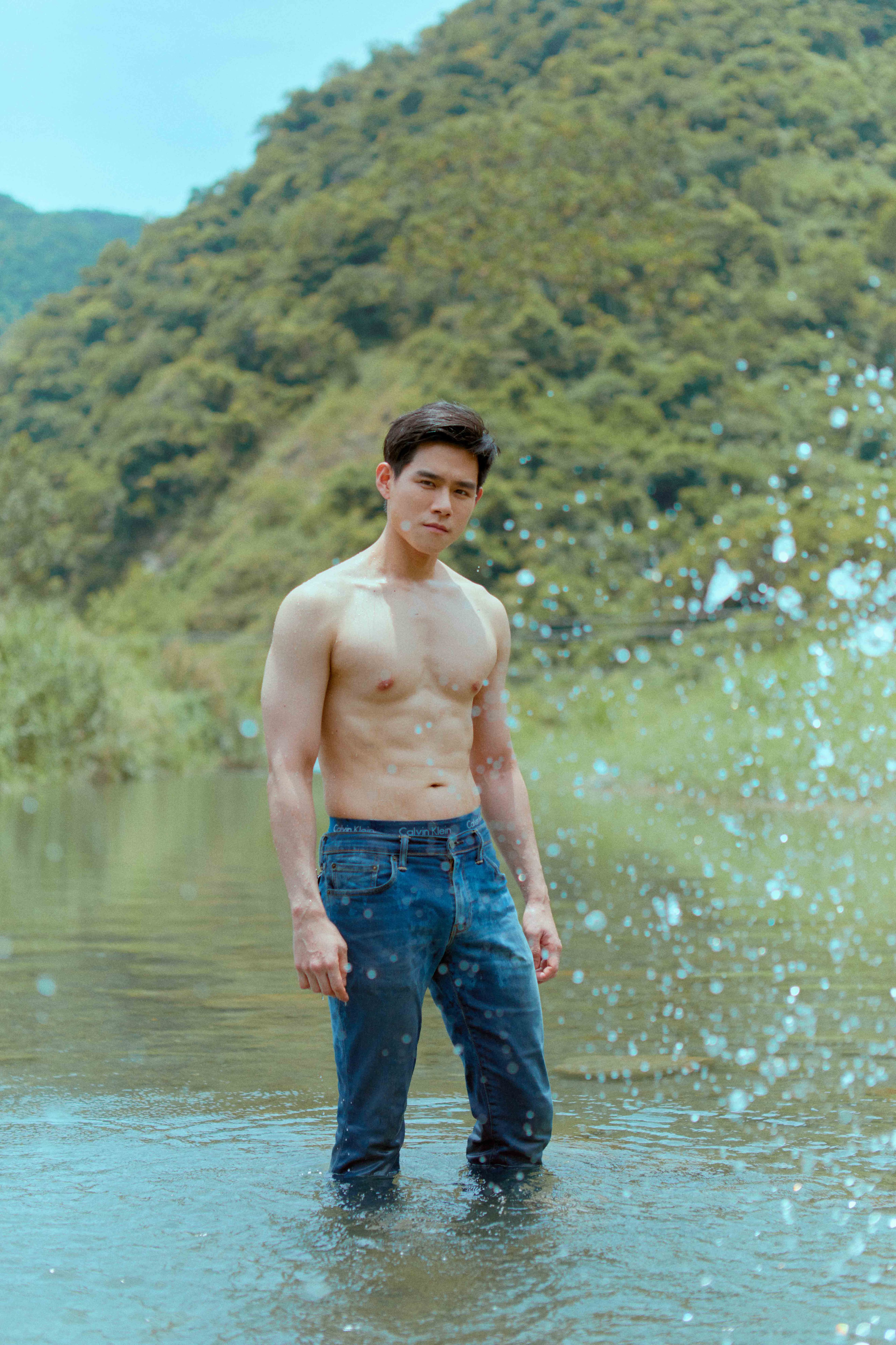 《微波爐男孩的假期》李齊不吝展現健身有成的胸肌。（WeTV、結果娛樂提供）