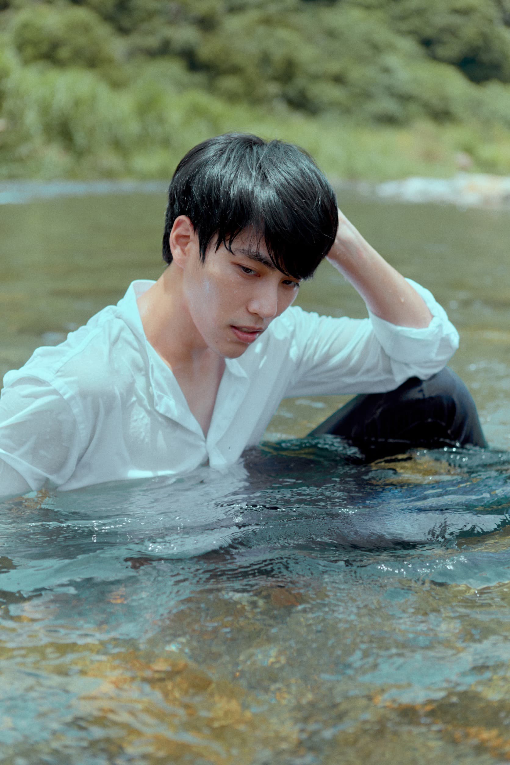 《微波爐男孩的假期》林子閎下水拍時尚濕身照，玩興大開。（WeTV、結果娛樂提供）