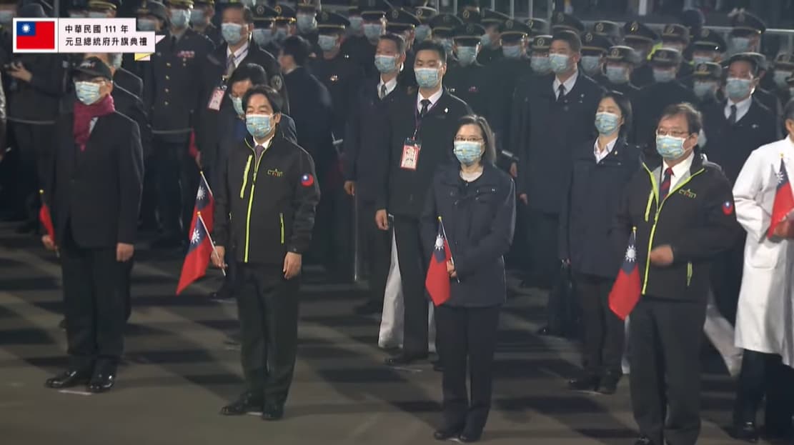 蔡英文與賴清德也出席總統府元旦升旗典禮,並於稍後發表元旦談話。(翻攝自總統府YouTube/總統府提供)