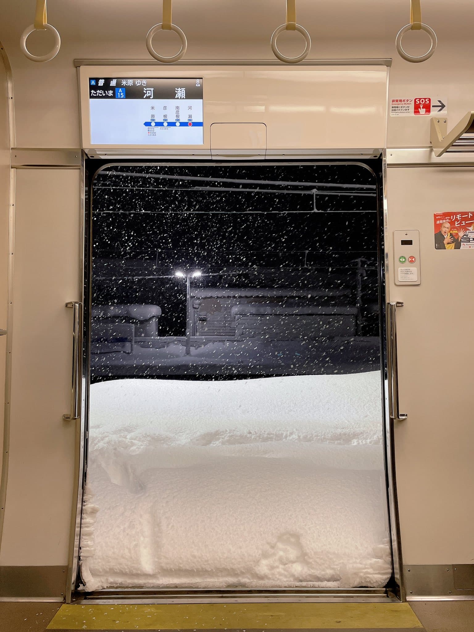 日本近日暴雪,多地都出現超厚積雪景象。(翻攝自推特)