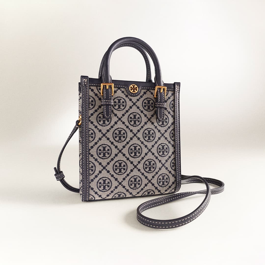 海軍藍T Monogram 直式迷你托特包  NT$18,900 Tory Burch。（Tory Burch提供）