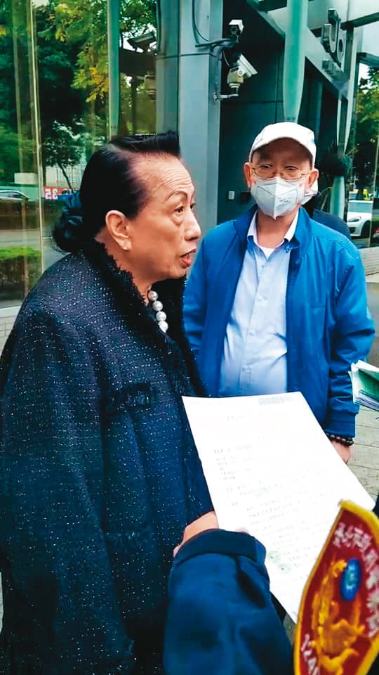 嚴許婉瑱(左)賴帳千萬元不還,法院判她敗訴定讞,法院人員日前赴嚴家藝廊準備查封她的財產。(讀者提供)