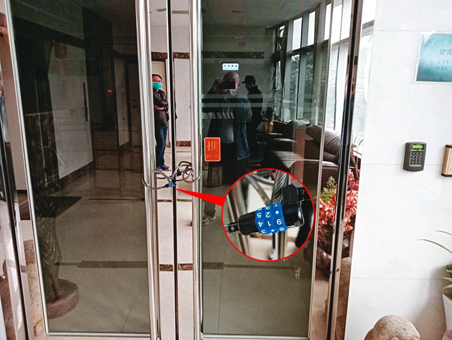 嚴家位在北市內湖的藝廊收藏上百幅畫作及大型石雕,大門一度上鎖讓執行人員不得其門而入,朱武獻質疑值錢藝術品恐遭調包或藏匿。(讀者提供)