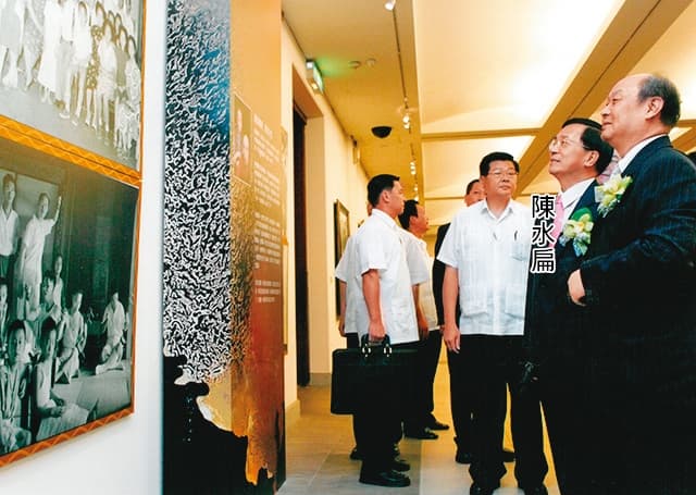 嚴雋泰夫妻舉辦畫展,時任總統陳水扁親臨賞畫時,適逢國民黨主席之爭,阿扁被媒體問支持誰?一度開玩笑稱「支持嚴雋泰。」(翻攝外交部官網)