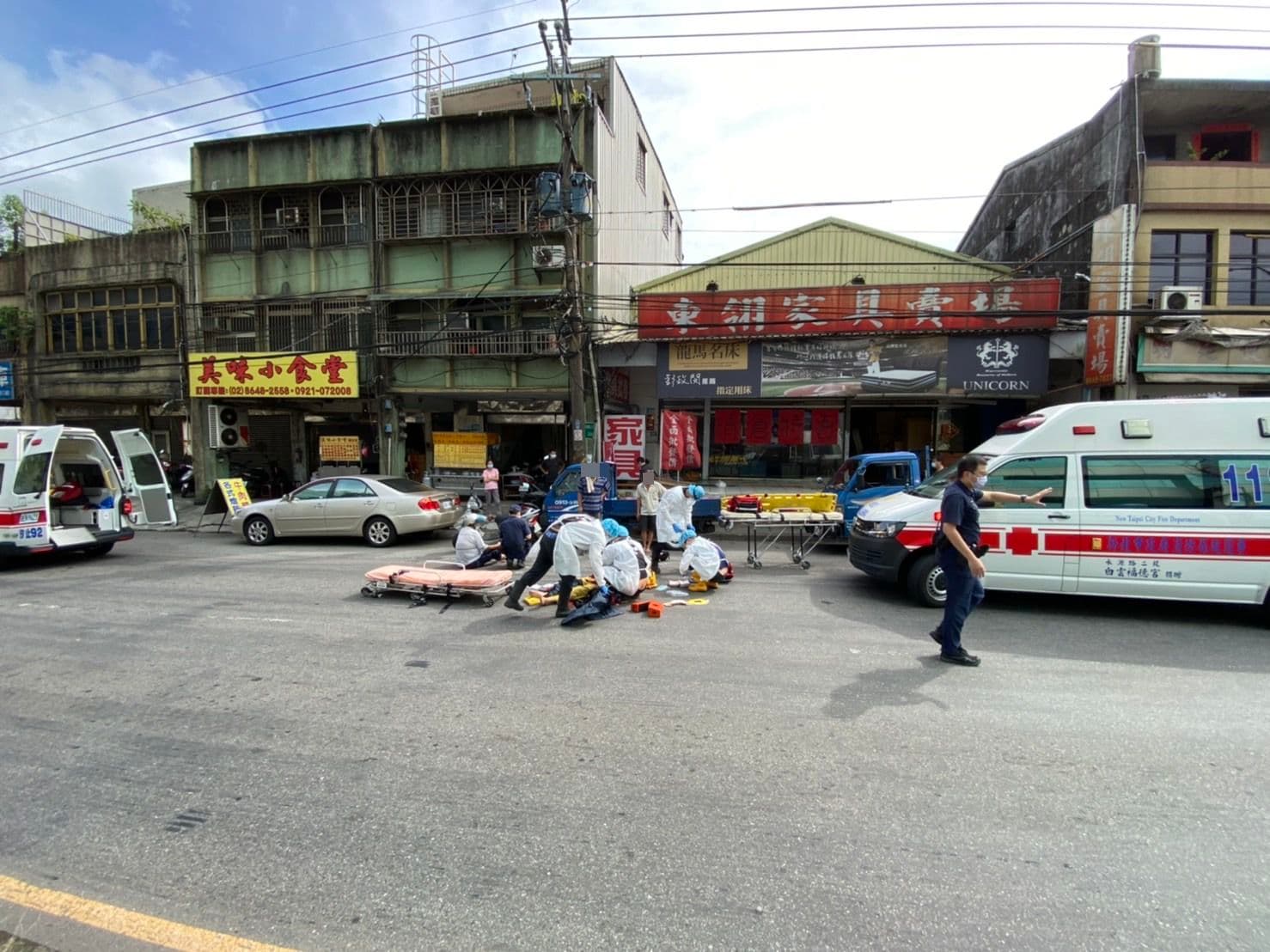警消到場將受傷的王姓騎士夫妻二人送醫急救。(警方提供)