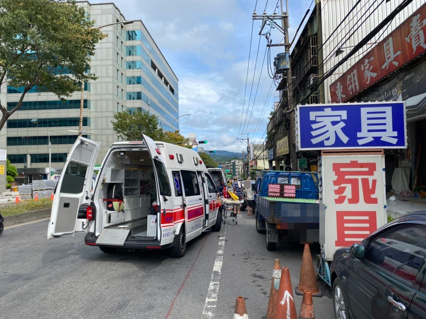 警消到場將傷者送醫急救。(警方提供)