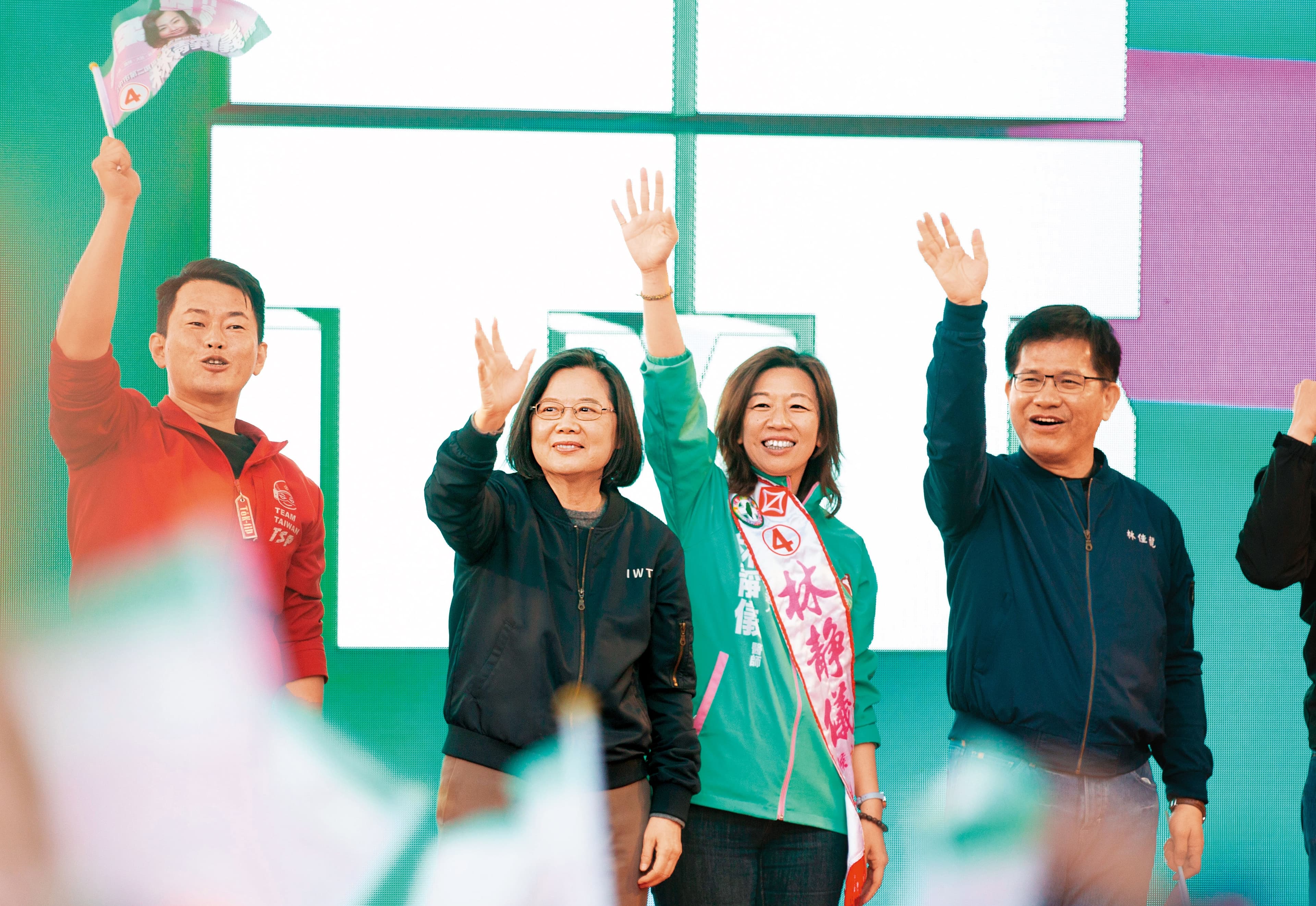 中二補選前,民進黨大打總統牌,由蔡英文總統(左)全力替林靜儀(右)拉抬造勢。