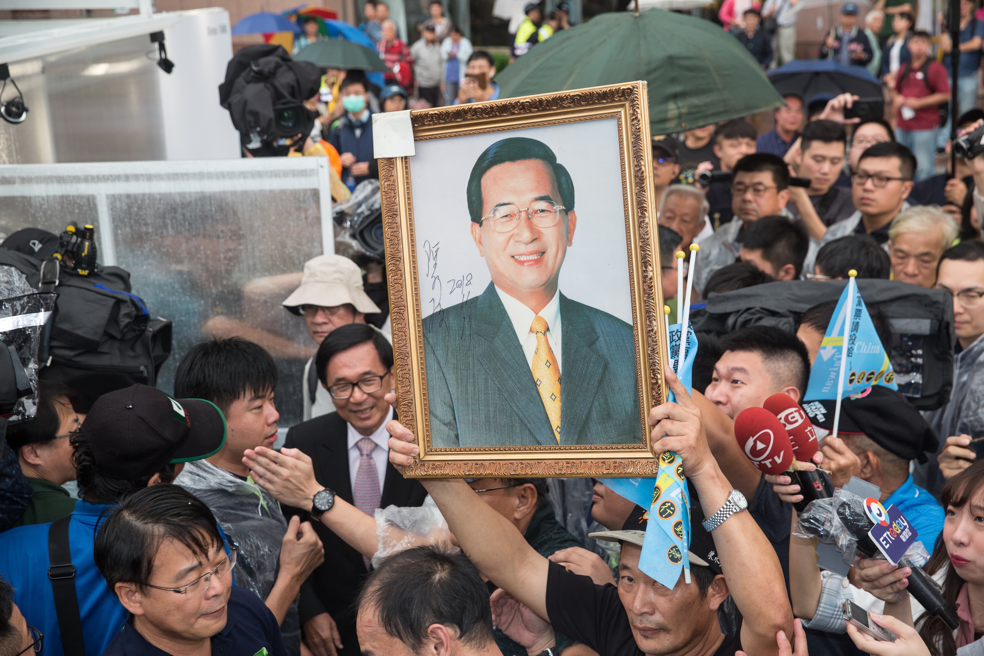 前總統陳水扁因龍潭購地弊案和101買官案,2010年12月入監服刑;圖為2019年民進黨黨慶。(本刊資料照)