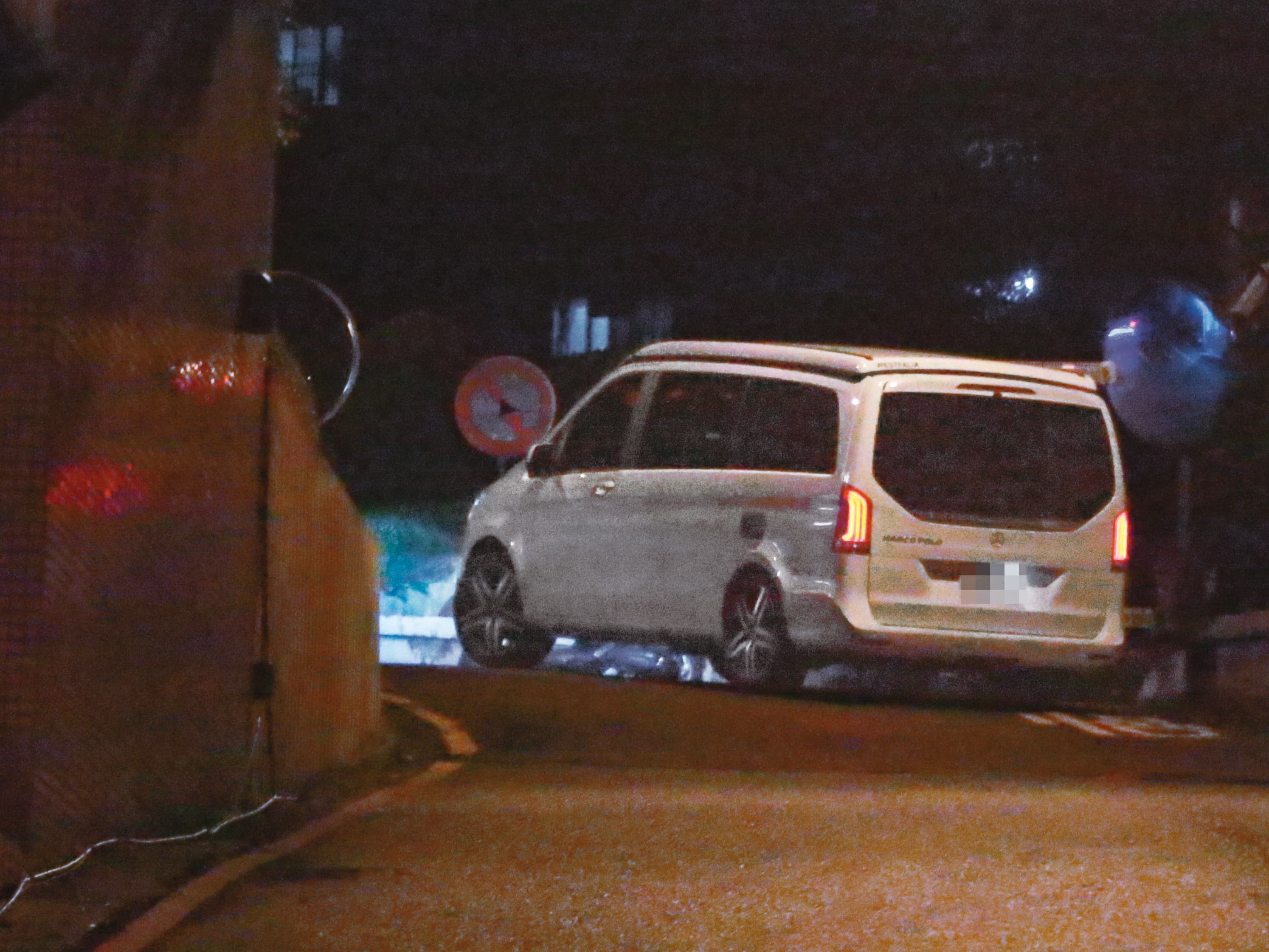23：45，夫妻倆的車一路往邱澤在汐止的住處而去，顯見2人以此當作新婚基地。