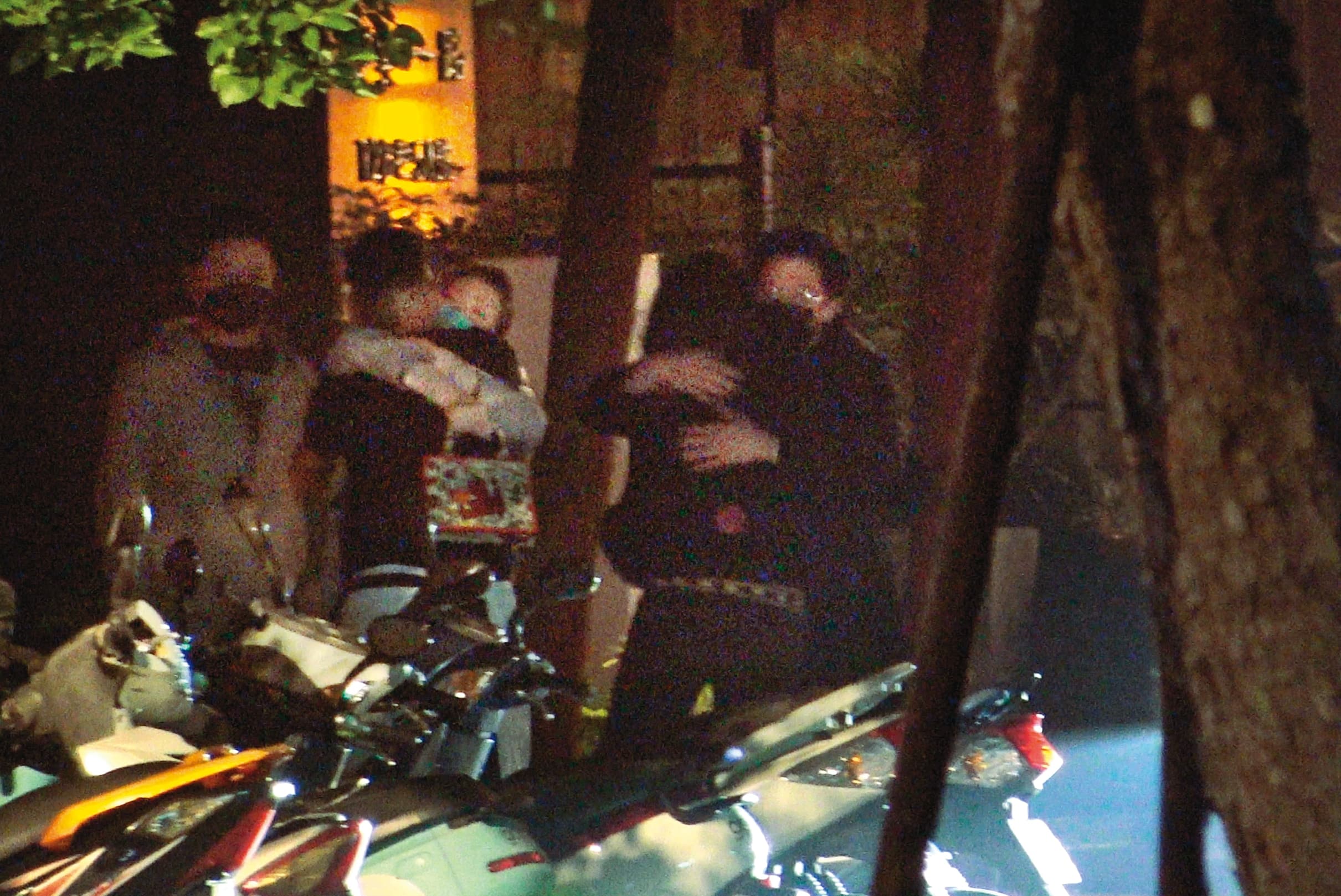 23：30，許瑋甯一見車就先衝上去，邱澤（右1）則先與友人寒暄，並擁抱餐廳老闆娘告別。