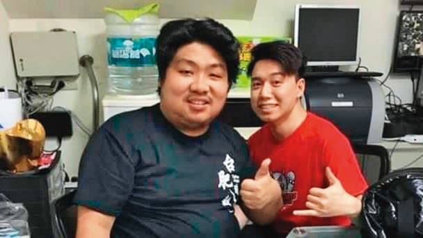 統神(左)與Toyz(右)因對打手遊而反目成仇。(翻攝自亞洲統神臉書)