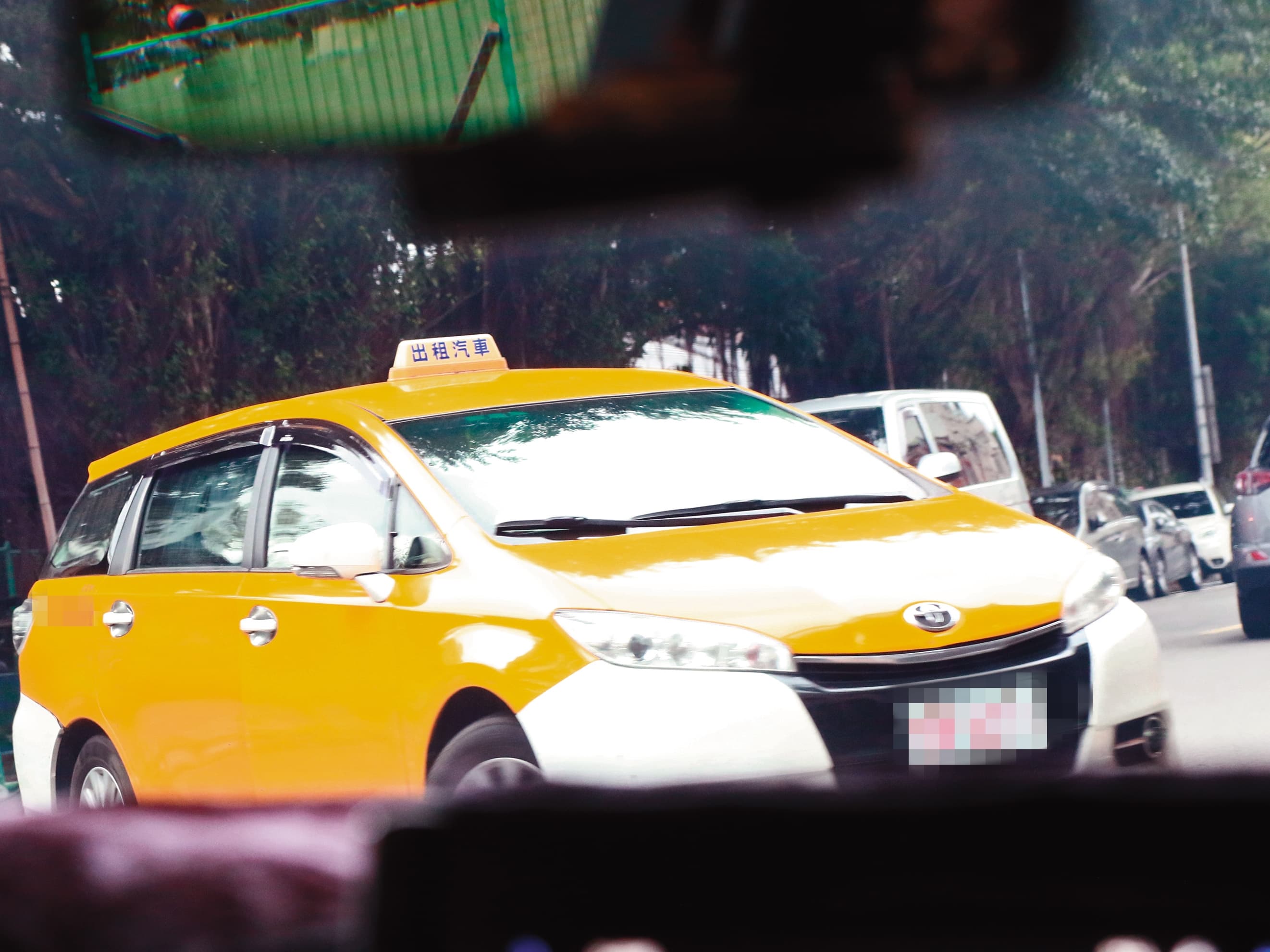 12/31 13:01 檢疫完後,王力宏依然在車陣保護之中回家,顯見很想低調。