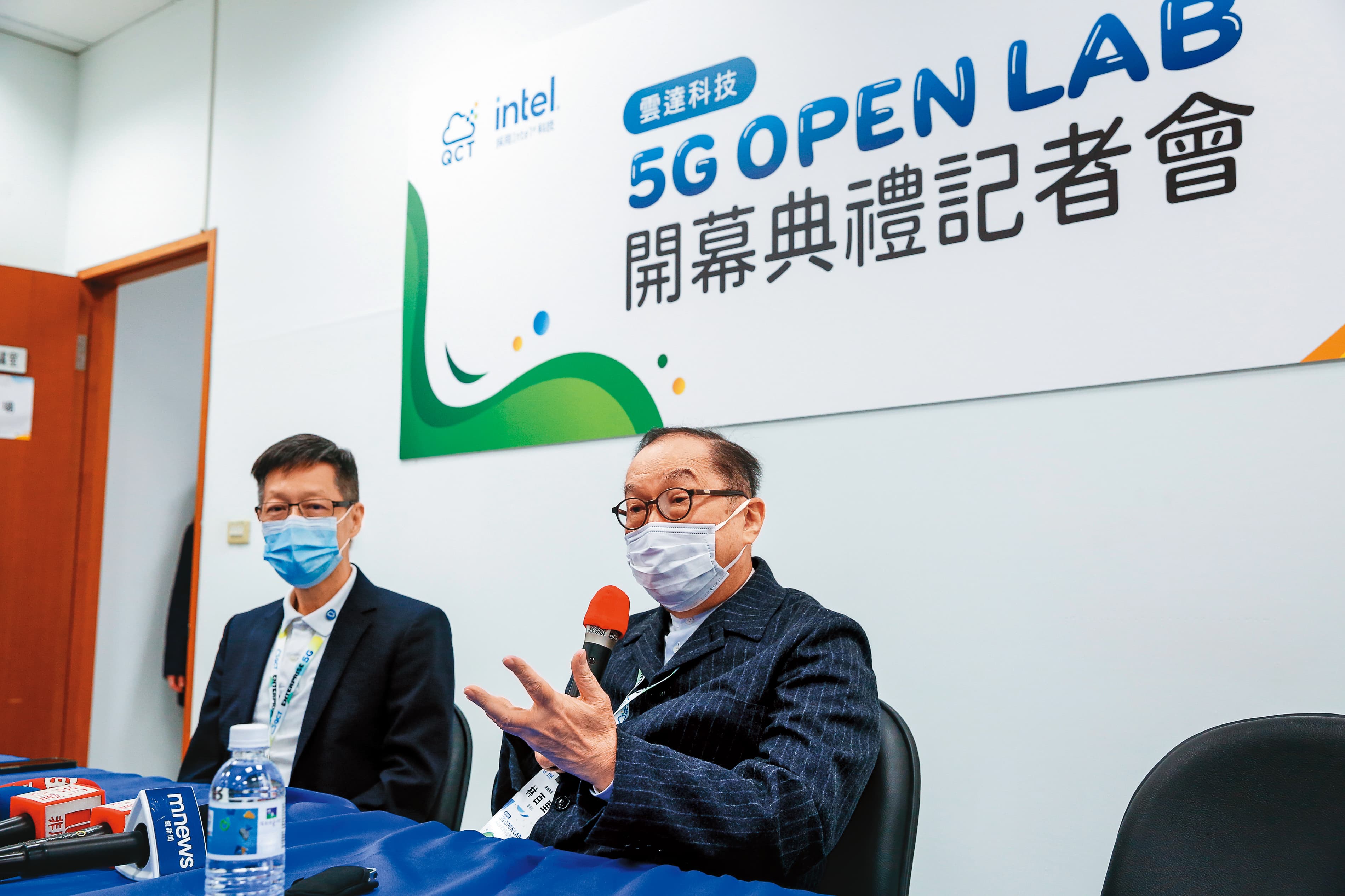 雲達成立5G Open Lab,林百里(右)廣邀科技夥伴結盟進軍5G企業專網。