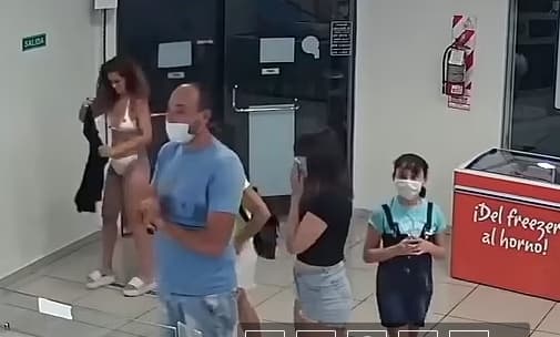 阿根廷一名女子因為沒戴口罩,便脫下裙子遮臉企圖進店消費。(翻攝自YouTube)