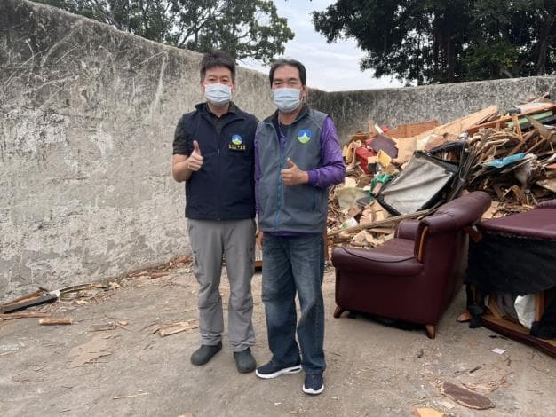 善化區清潔隊在舊傢俱內拾獲19件金飾，最後順利物歸原主。（南市環保局提供）