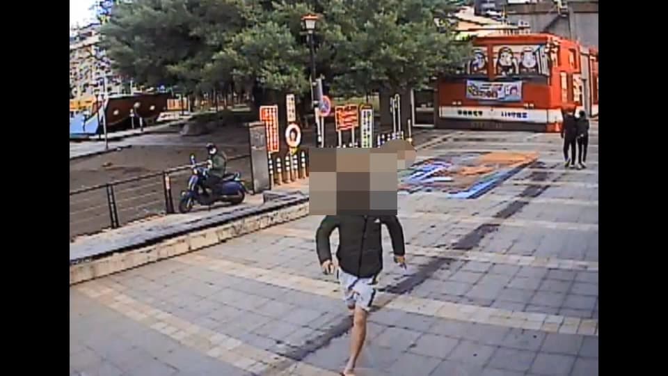 張男通緝犯身分被發現後,拔腿狂奔逃跑。(翻攝畫面)