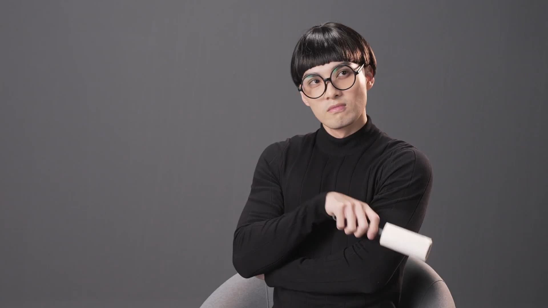 黃偉晉不止表情浮誇,還語出驚人「不OK的人通通都去死」。(愛貝克思提供)