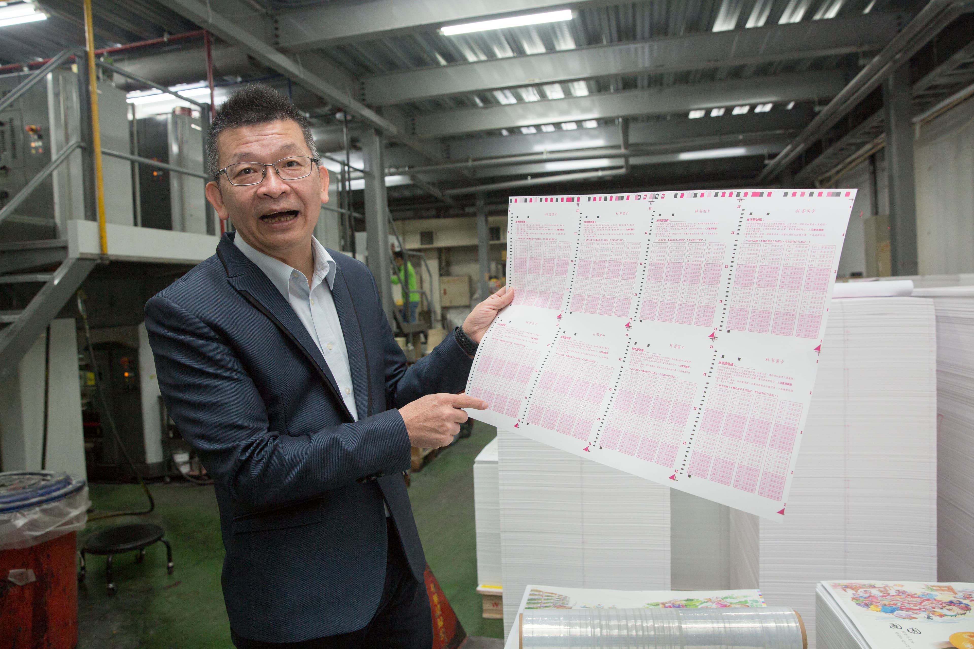 楊勝得也印製大考中心、會考的答案卡，他自豪什麼都印、無所不印。