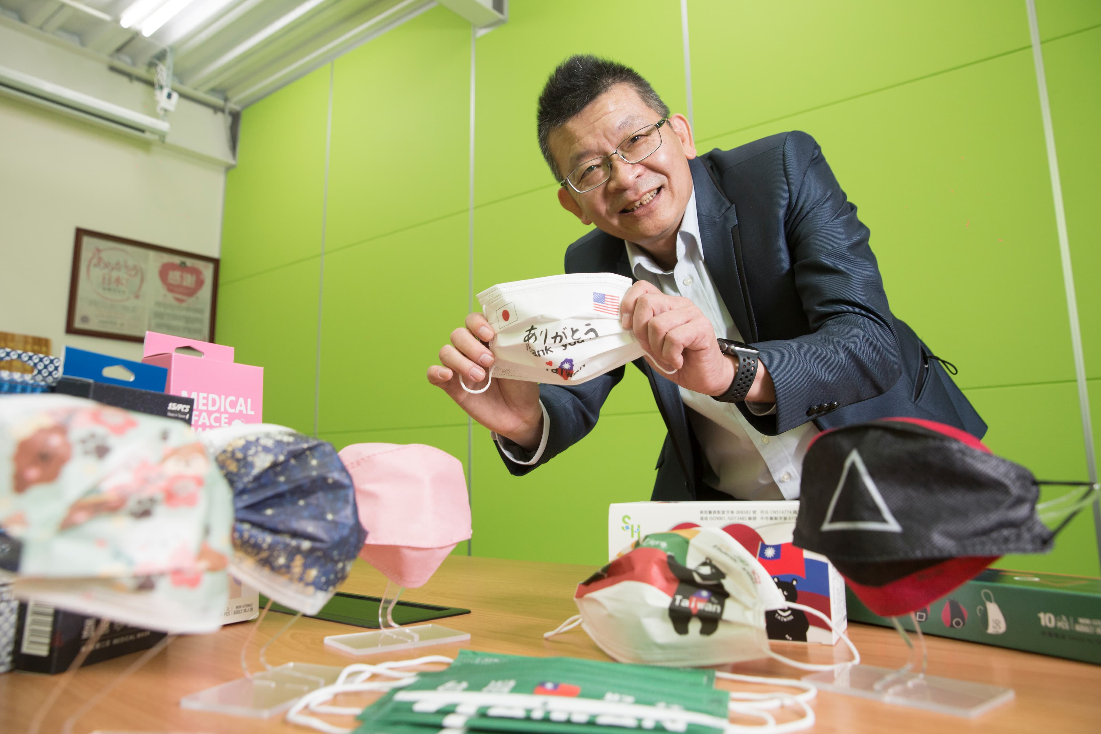 楊勝得常看新聞，掌握社會熱點消息，即時推出客製化口罩。