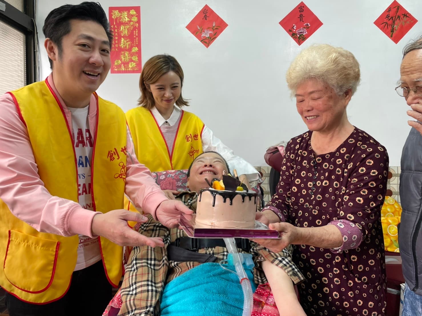 艾成跟王瞳準備蛋糕幫個案慶生。(民視提供)