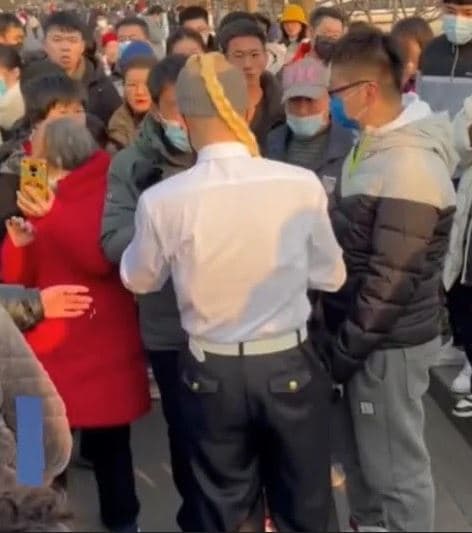 該男最後只能把外套脫下。（翻攝微博）