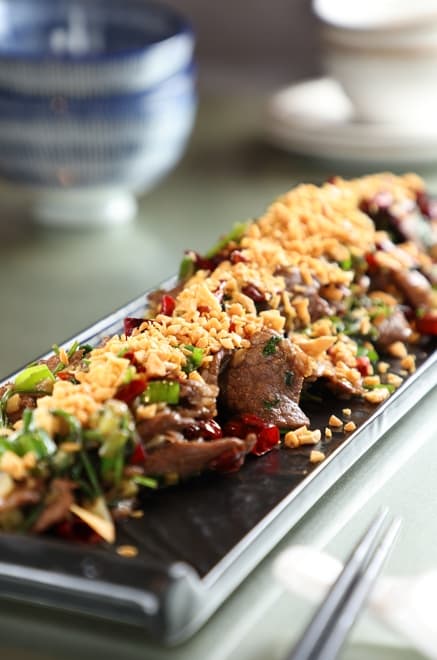 鋪滿金黃蒜酥的「香芹牛肉」,入口便覺各種辛香料氣味在口中爆開。(380元/小份、570元/中份)