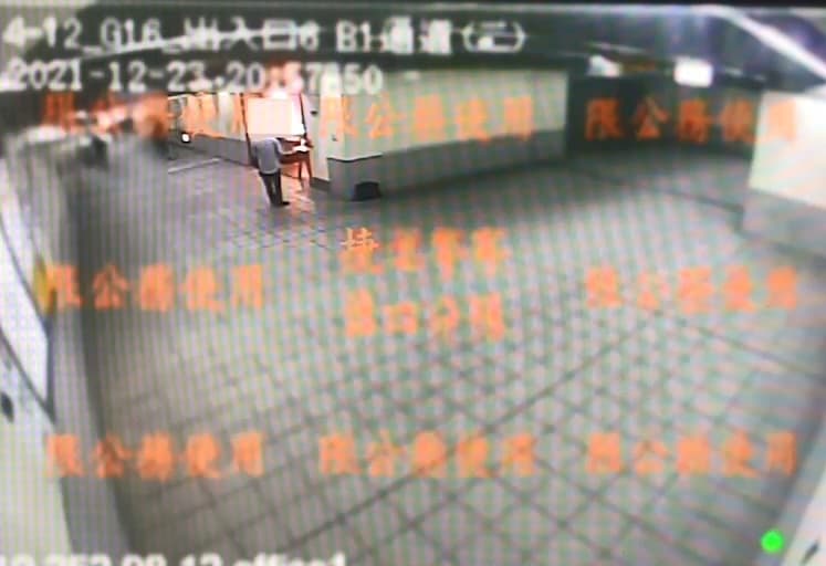 嫌犯站在店鋪門口朝女店員做出自慰動作。(警方提供)