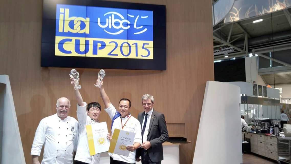 2015年楊嘉明與搭檔代表台灣去德國參加3年一次的IBA西點大賽，打敗強敵南韓拿下冠軍。（楊嘉明烘焙所提供）