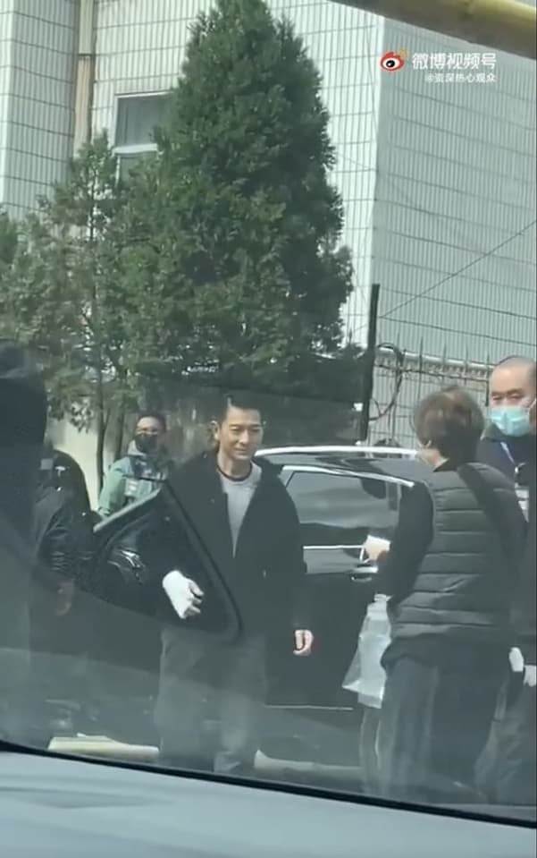 劉德華去年10月曾被拍到手纏繃帶的照片,當時網上傳他疑似拍戲受傷。(微博圖片)