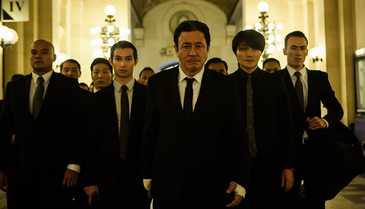 演技精湛的崔岷植（中）曾獲邀演出好萊塢電影《露西》，飾演張先生。（翻攝自Daum Movie）