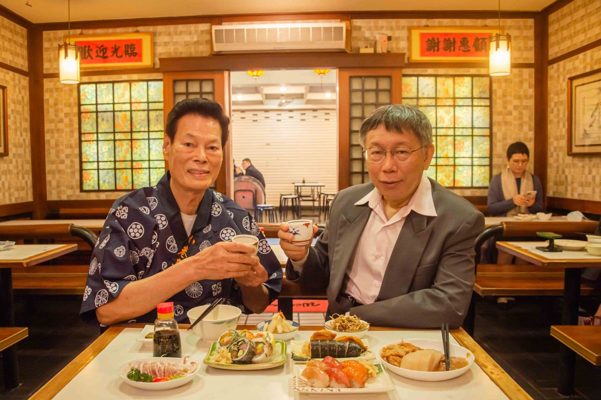 台北市長柯文哲(左)近日也親赴台劇《華燈初上》的場景吃飯踩點。(翻攝自柯文哲臉書)