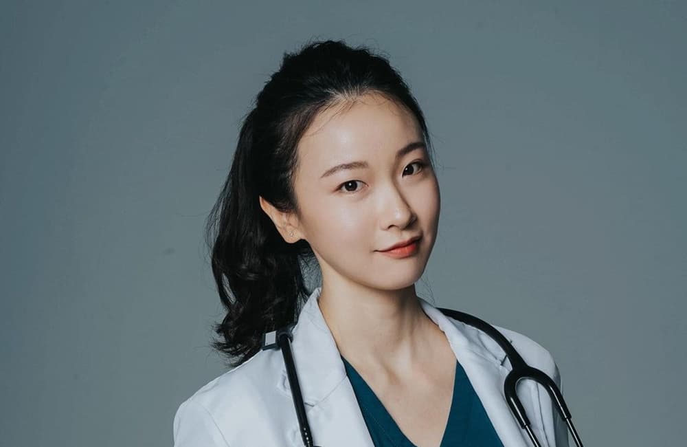 一名來自馬來西亞的家醫科女醫在PTT表特板被熱烈討論。（李嫣雯醫師授權提供）