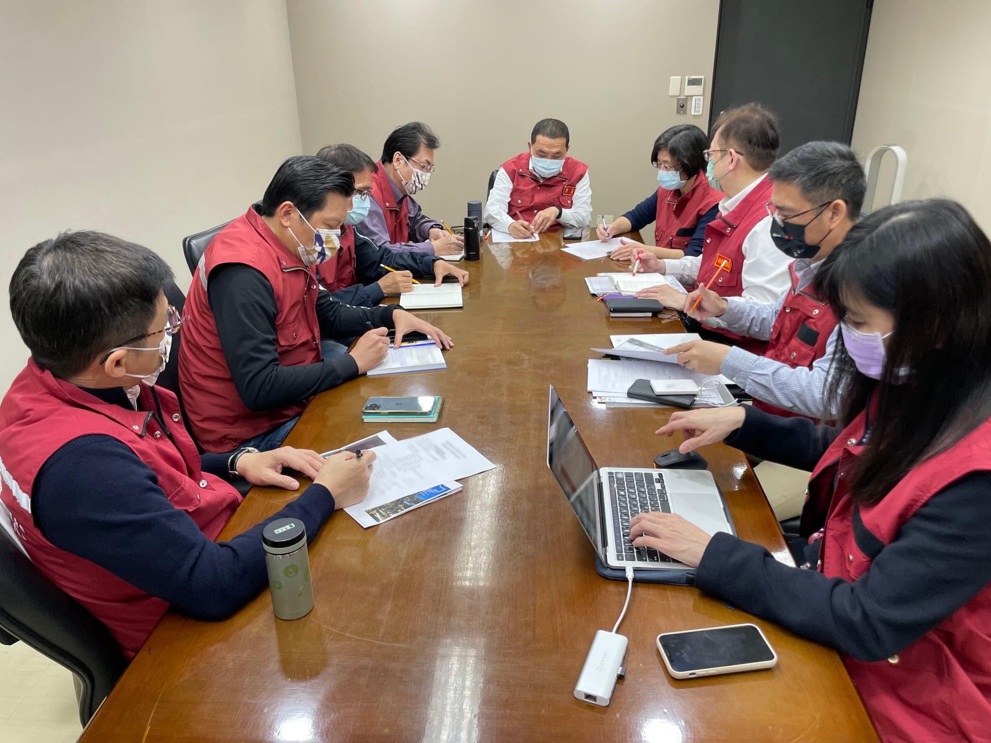 侯友宜宣布，即日起無論拍照、唱歌時，或是在無法保持距離的場合，不分室內室外，請務必戴上口罩。（翻攝自侯友宜臉書）