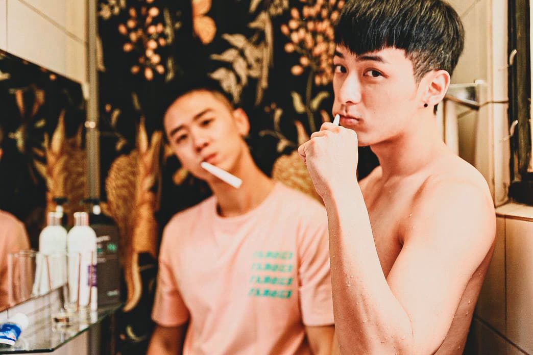 岳軒（右）剛出道時陸續演出BL劇《小光》《撲倒吧！男孩》，獲得不少腐女喜愛。左為吳秩多。（翻攝自岳軒IG）