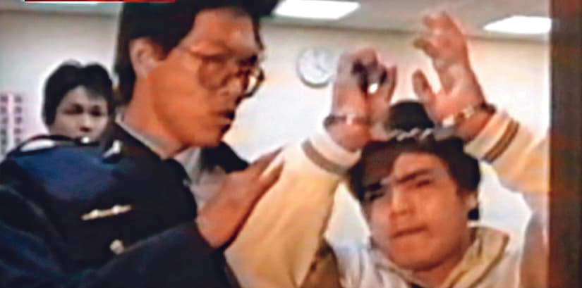 張正義看到鏡頭,特別舉起上銬的雙手,並目露凶光。(東森新聞提供)