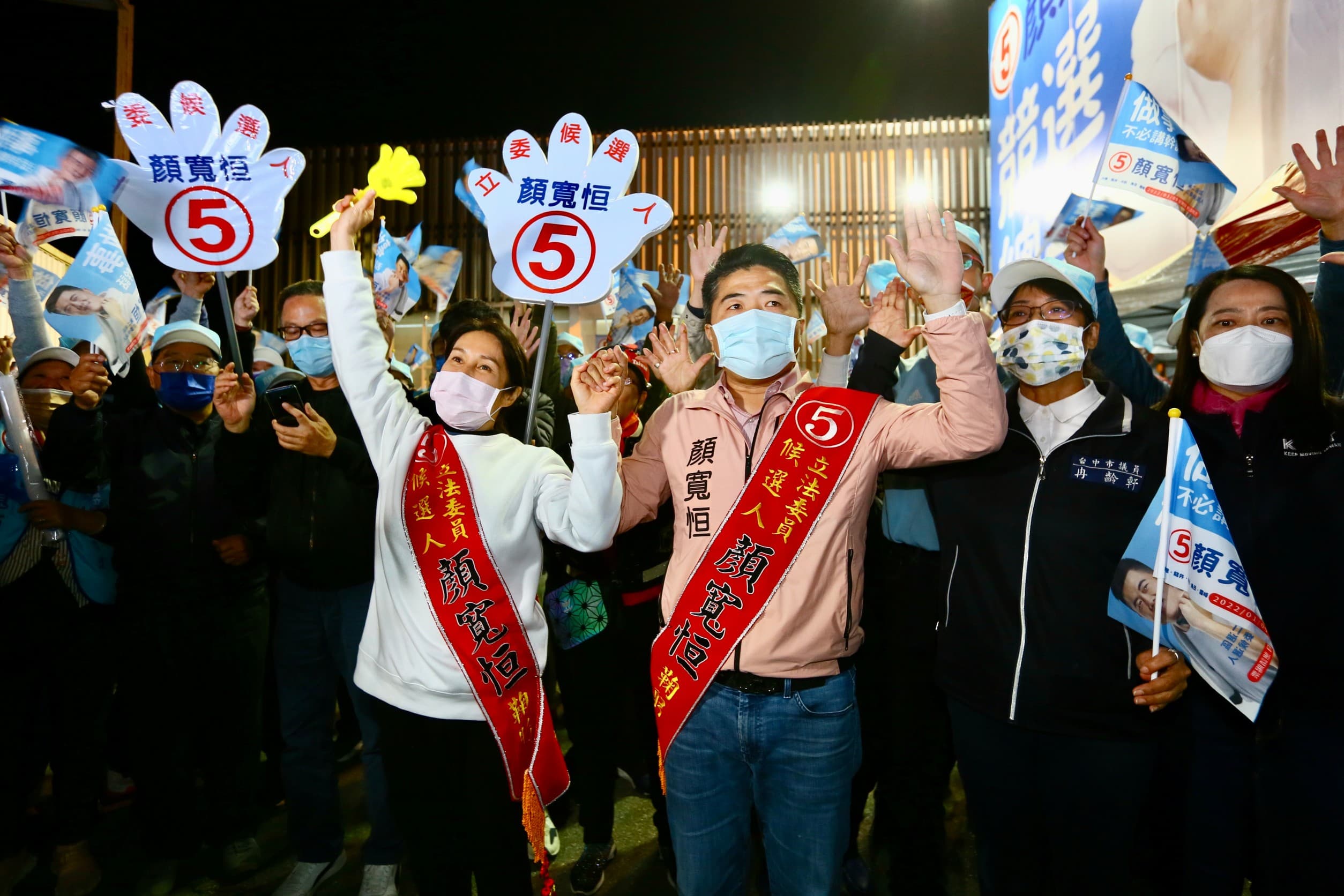 顏寬恒(右)今在立委高金素梅(左)的陪同上,從競選總部前往造勢活動現場。