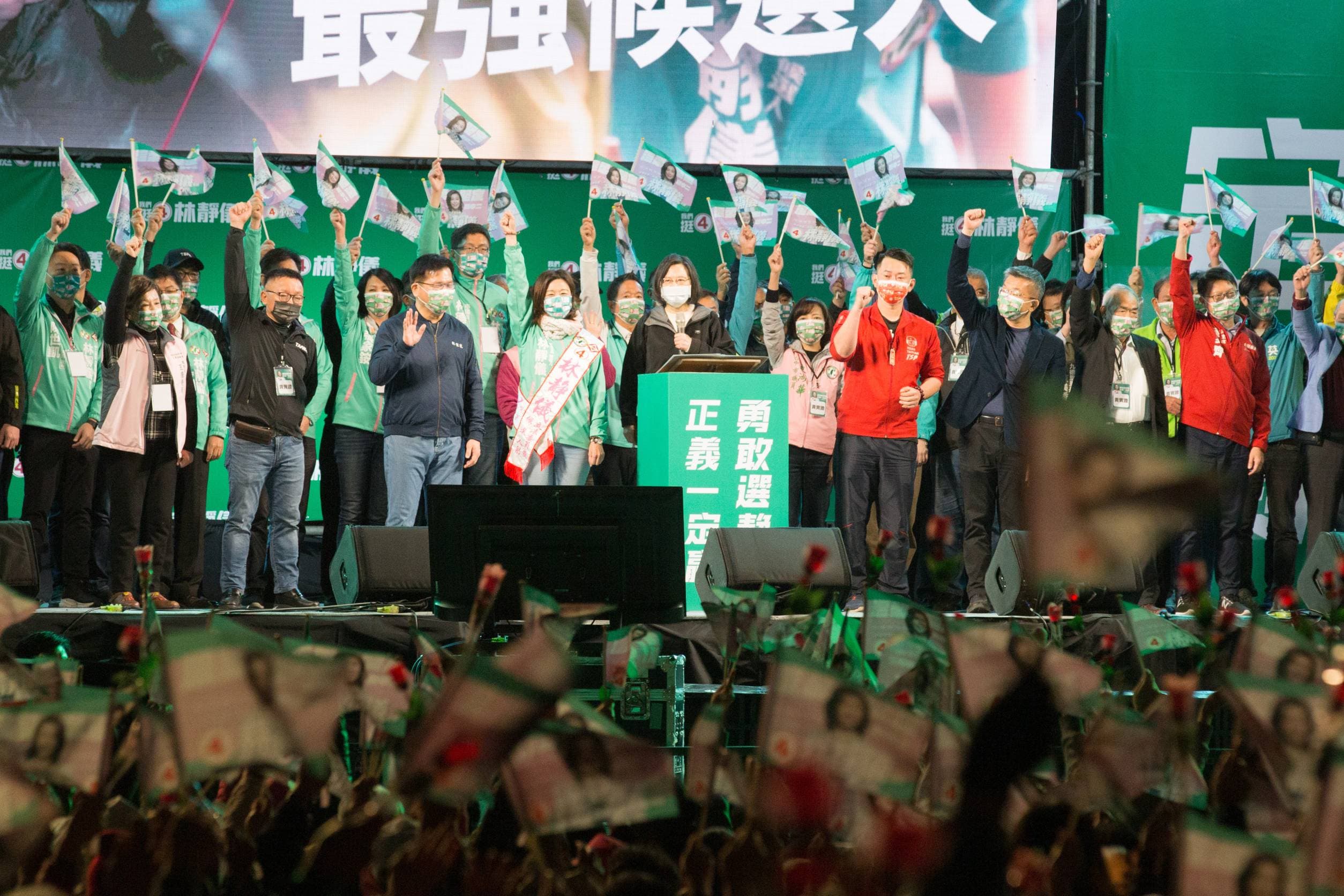 總統蔡英文晚間準時現身林靜儀的造勢活動現場,替林站台。