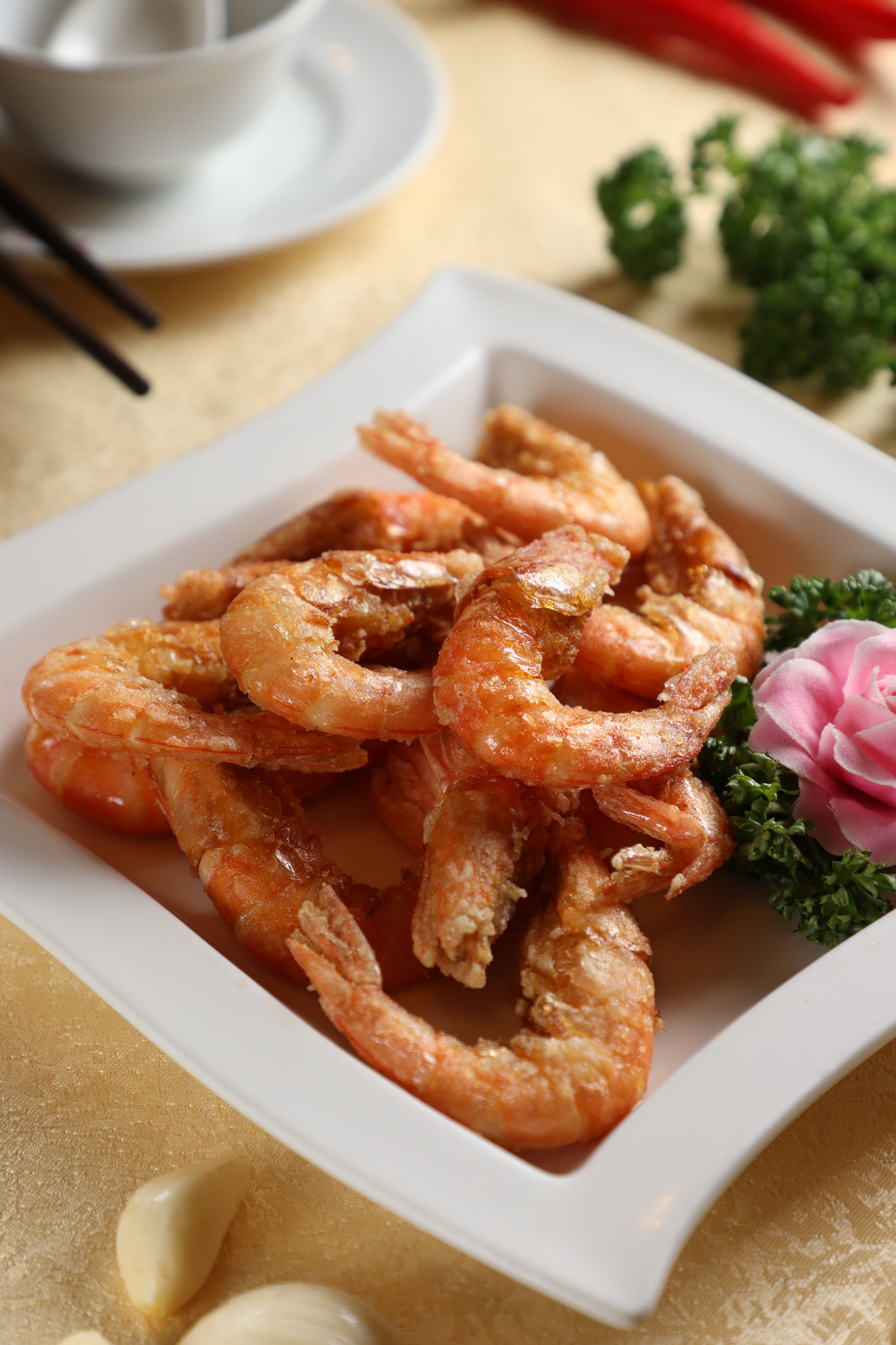高溫炸到酥香的「鹽酥中蝦」,是必點招牌之一。(500元/份)