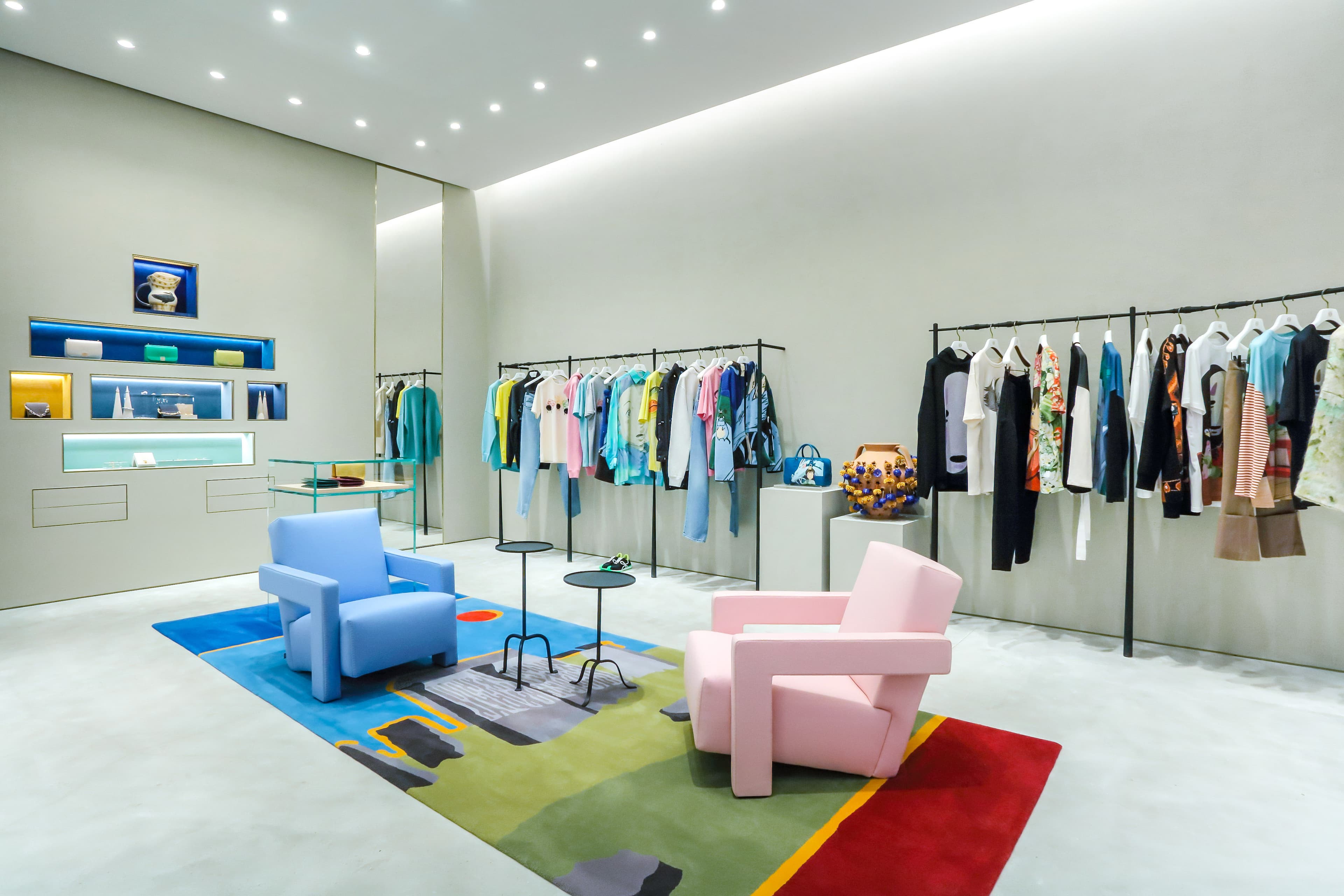 店內擺放由Gerrit Thomas Rietveld設計的Utrecht椅。(LOEWE提供)