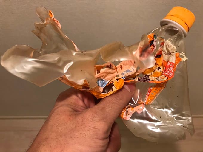 寶特瓶丟微波爐裡加熱,整個嚴重變形。