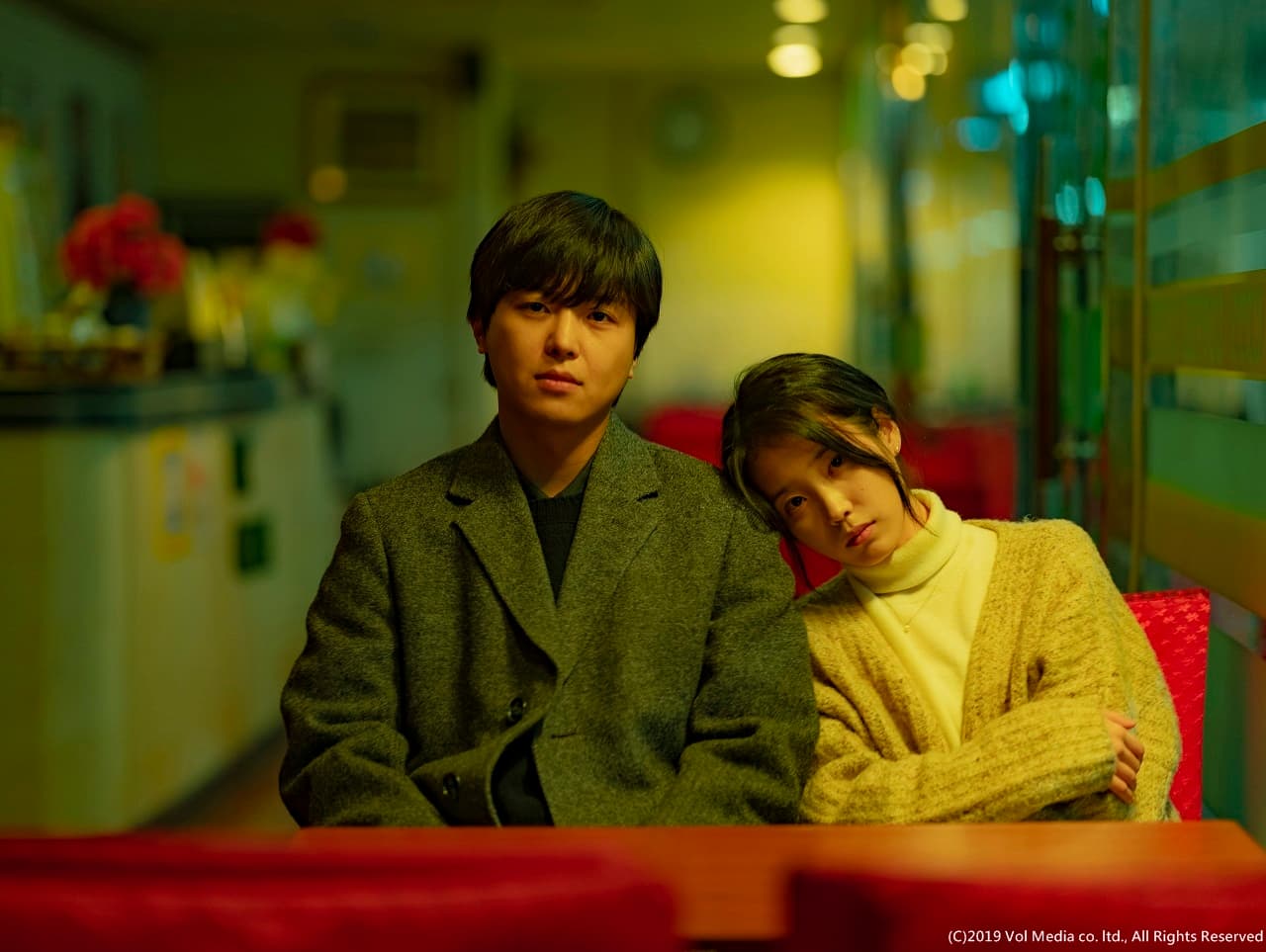 電影《無人之境》由延宇振主演,IU所飾演的角色有驚人反轉。(車庫娛樂提供)