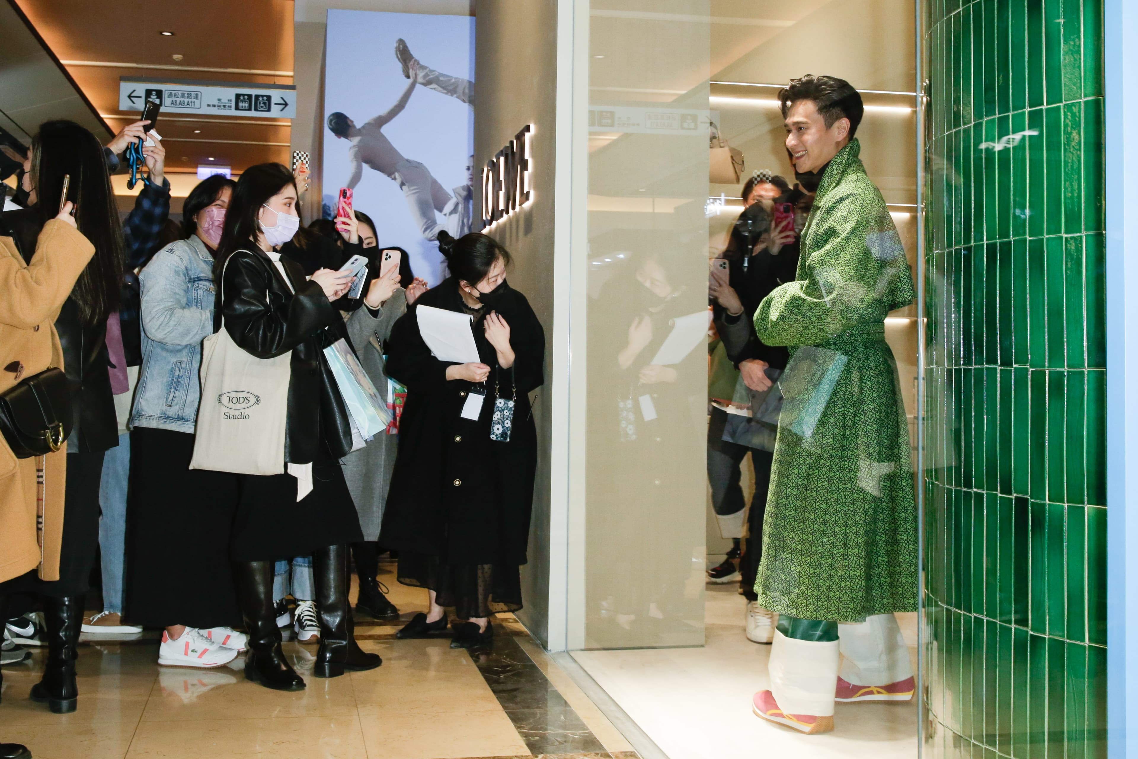 不是「華燈幫」的劉冠廷(右)也現身LOEWE A4新店開幕,引起媒體與粉絲的搶拍。