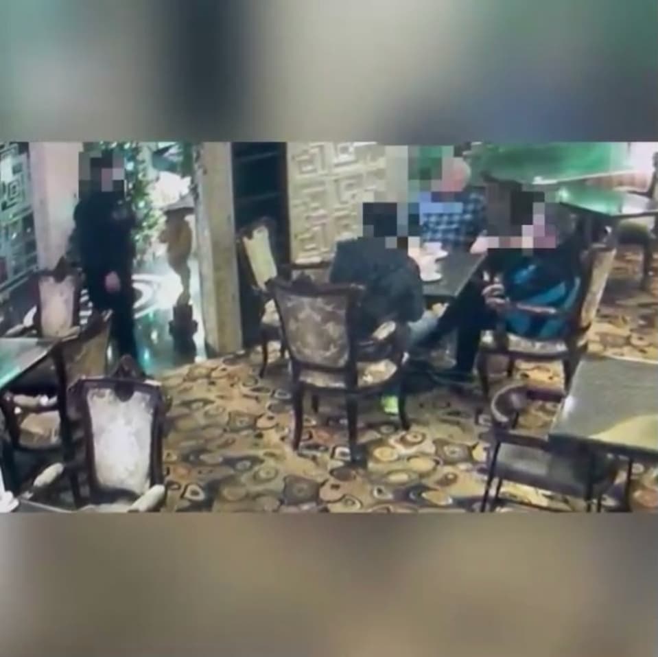 警方返回西餐廳查訪,發現陳男等人還在餐廳內等候王男消息。(警方提供)