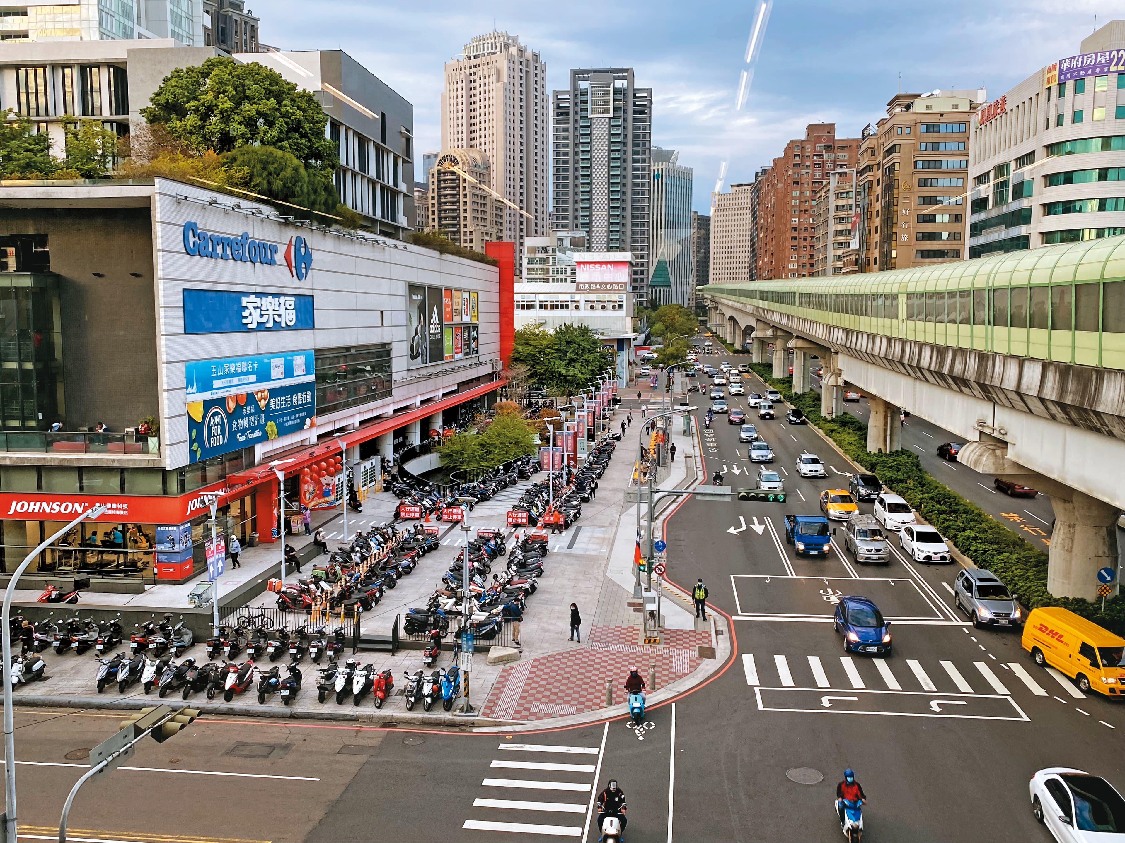 欲造訪文心路旁的家樂福文心店,可搭台中捷運到水安宮站,交通超便利。