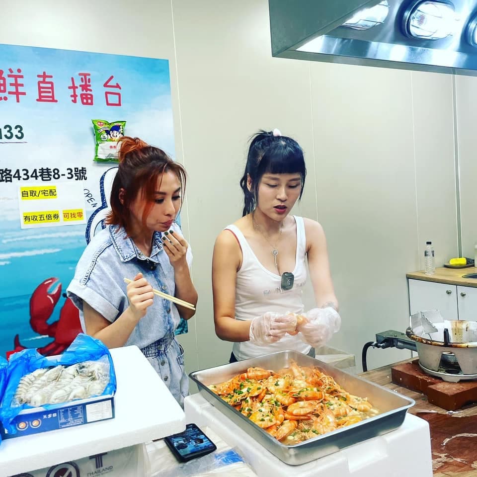 林凡上丟丟妹直播,讓粉絲見到她不同的表現。(翻攝丟丟妹臉書)